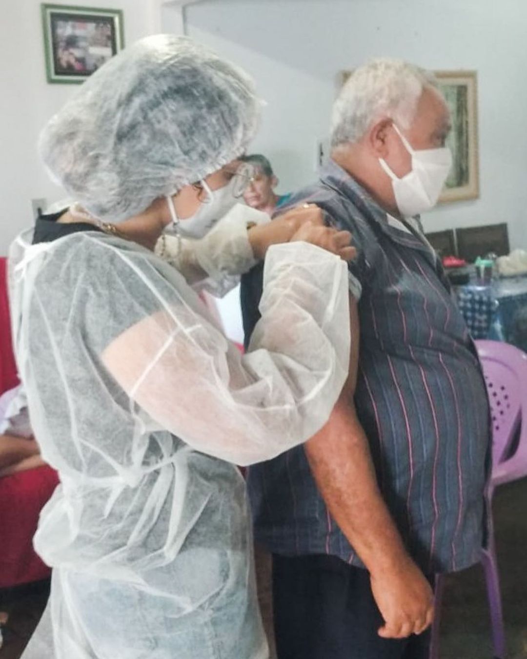 A secretaria municipal de saúde segue com a vacinação dos idosos