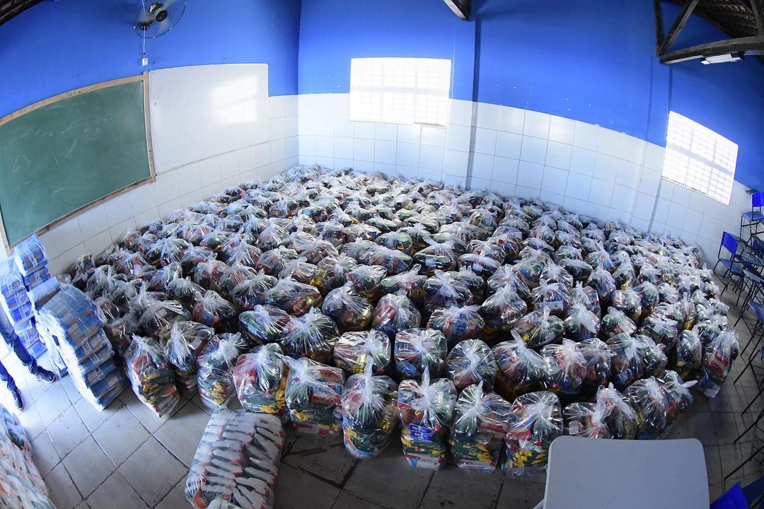 Distribuição de mais de 700 cestas básicas